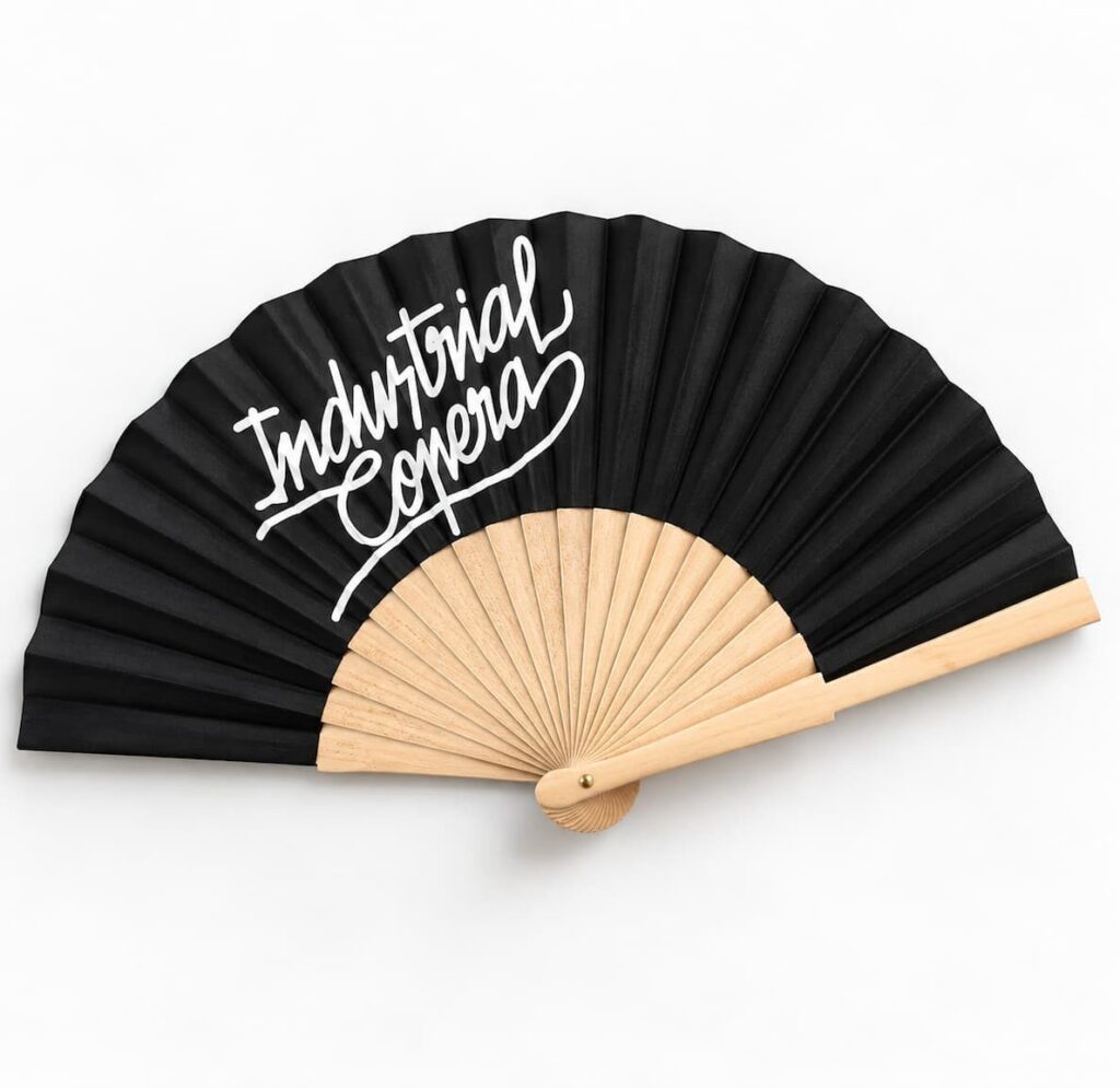 Abanico personalizado negro con varillas de madera natural y logotipo blanco de Industrial Copera