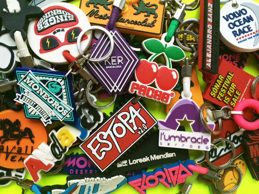 Llaveros de goma personalizados con logos de marcas