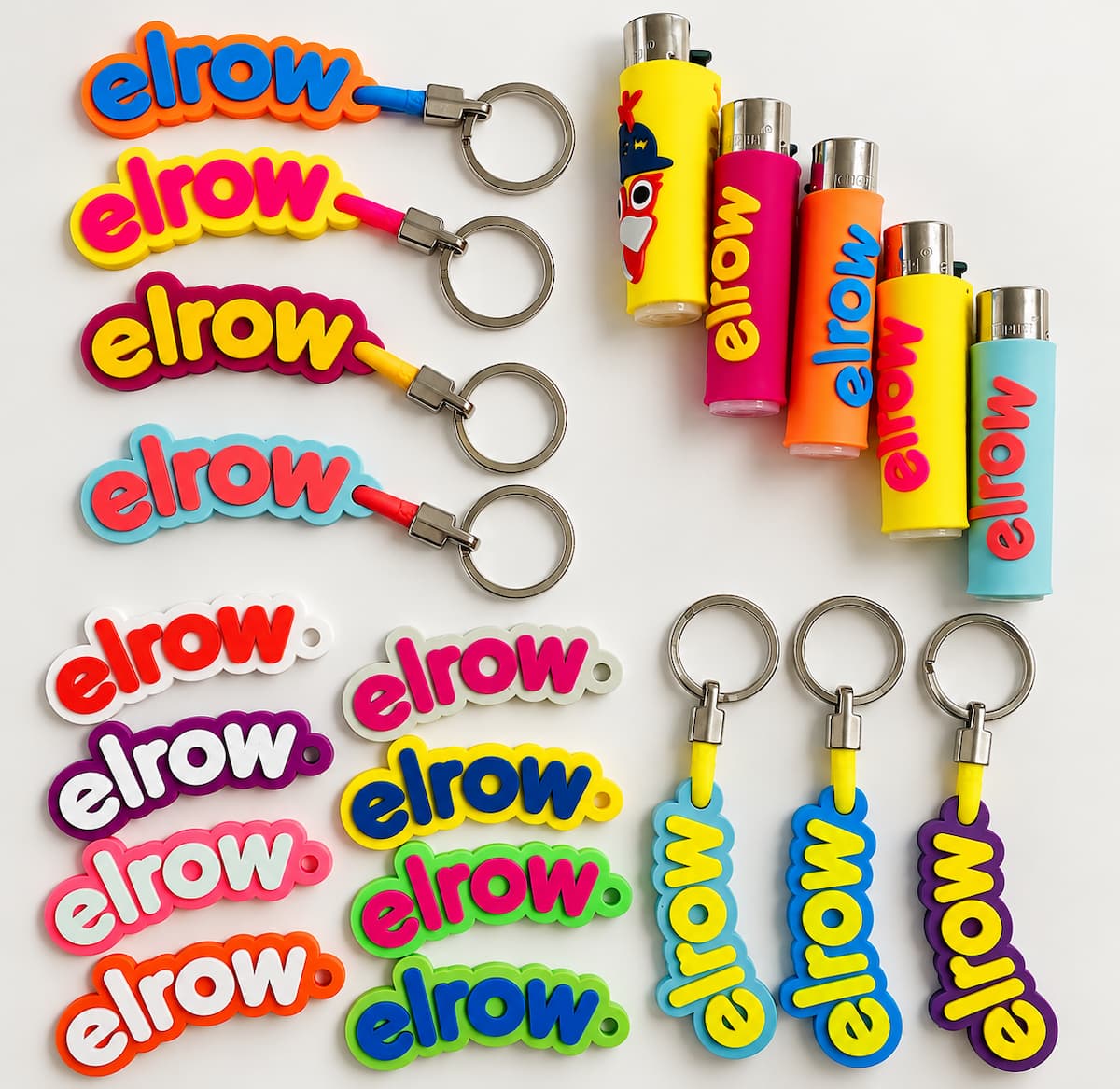 Colección de llaveros de goma y encendedores personalizados con fundas de colores para elrow