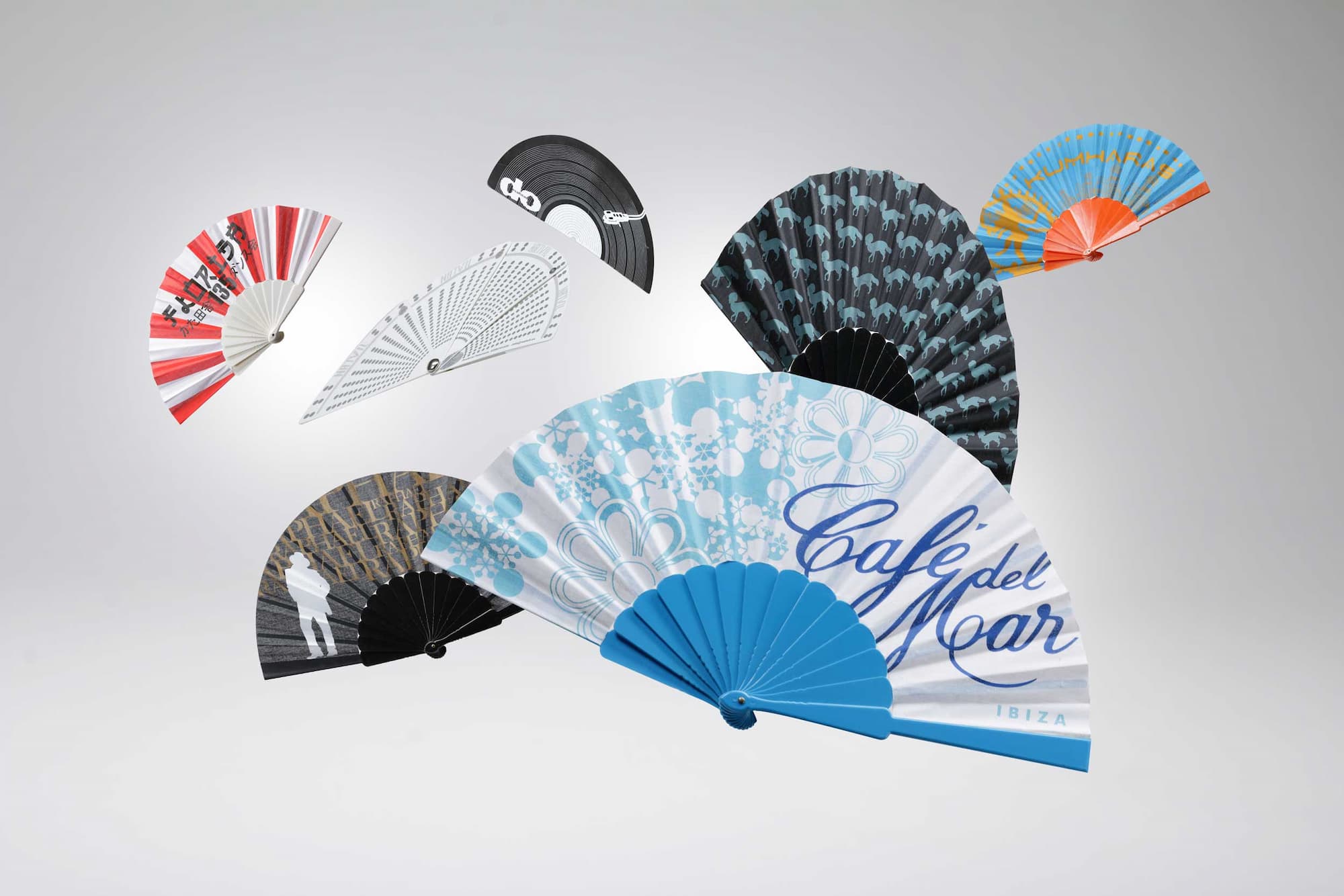 Abanicos personalizados con distintos diseños y colores para marcas como Café del Mar y Kumharas.